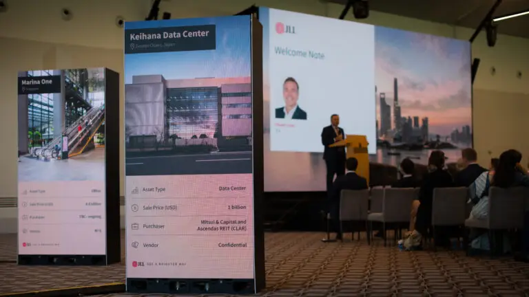 Fine pitch dual sided led wall rental setup for digital signage. JLL Conference at Ritz Carlton